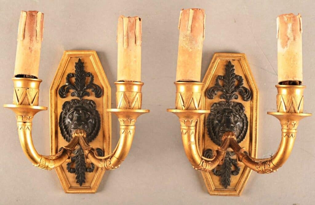 Paire d'appliques de style Consulat en bronze doré