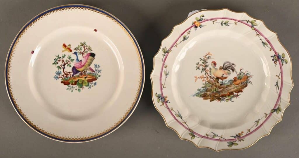 Deux assiettes en porcelaine en Tournai