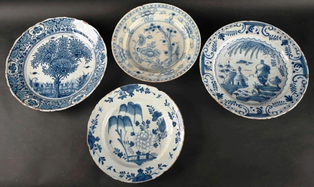 Lot composé de 4 plats en faïence