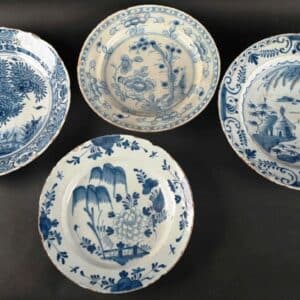 Lot composé de 4 plats en faïence