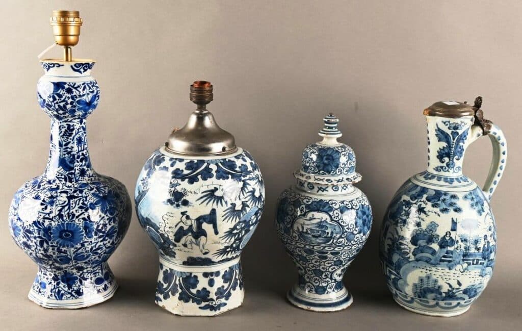 Lot composé de 4 pièces de formes en faïence