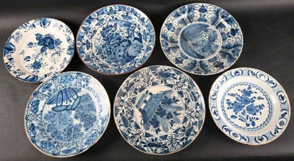 Lot composé de 6 plats en Faïence