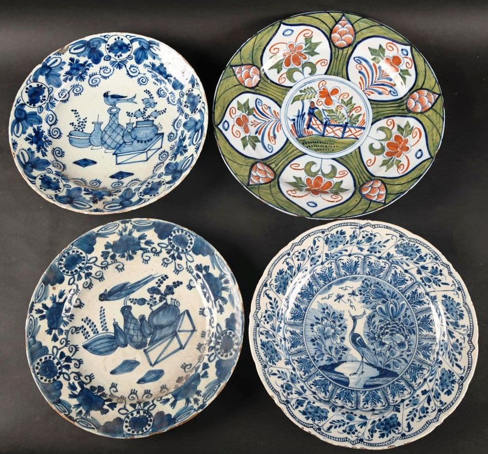 Lot composé de 4 plats en Faïence