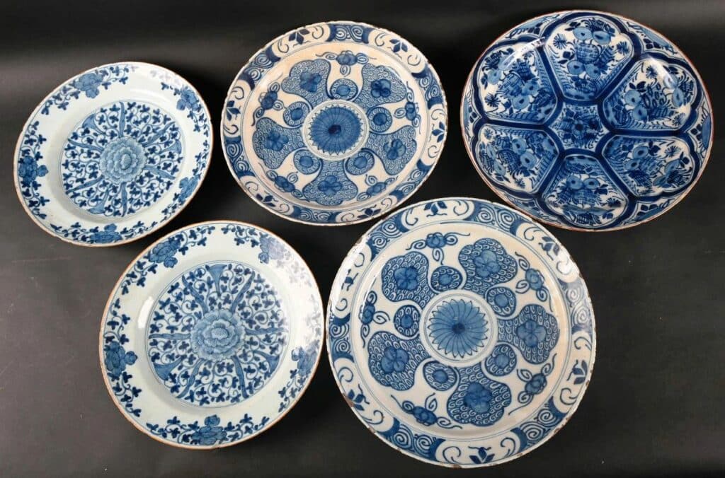 Deux paires de plats en Faïence à décor floral