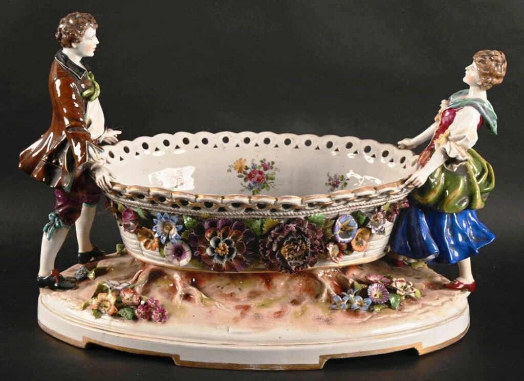 Groupe en porcelaine polychrome