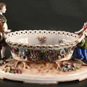Groupe en porcelaine polychrome