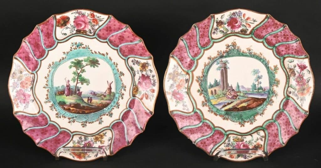 Paire d'assiettes en porcelaine de Tournai