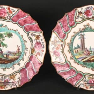 Paire d'assiettes en porcelaine de Tournai