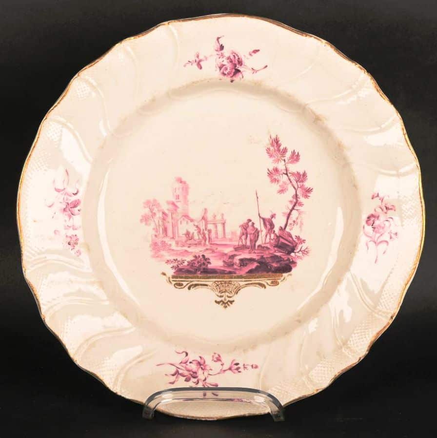 Assiette en porcelaine tendre de Tournai. XVIIIème siècle.
