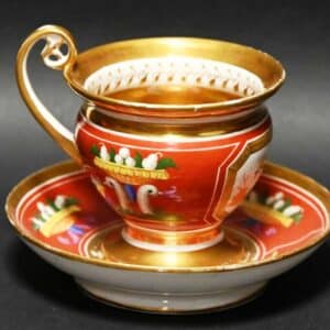 Tasse à chocolat en porcelaine polychrome à décor de fruits et légumes