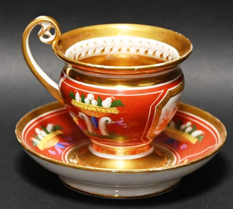 Tasse à chocolat en porcelaine polychrome à décor de fruits et légumes