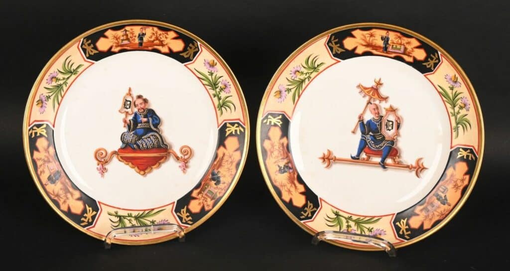 Suite de deux assiettes au décor au Chinois.
