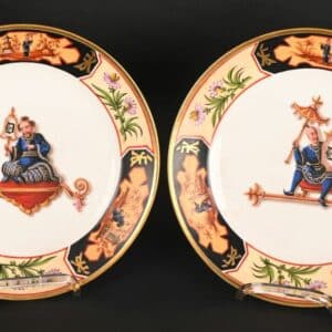 Suite de deux assiettes au décor au Chinois.