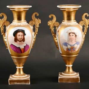 Paire de vases en porcelaine de Paris à décor en réserve de personnages à la Troubadour