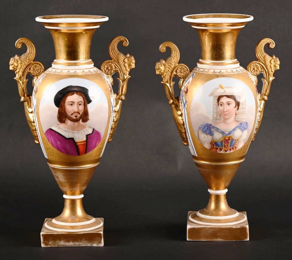 Paire de vases en porcelaine de Paris à décor en réserve de personnages à la Troubadour