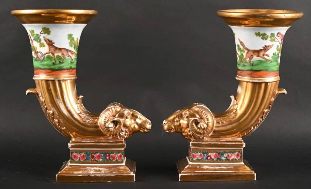 Paire de vases Rython en porcelaine à têtes de bélier.