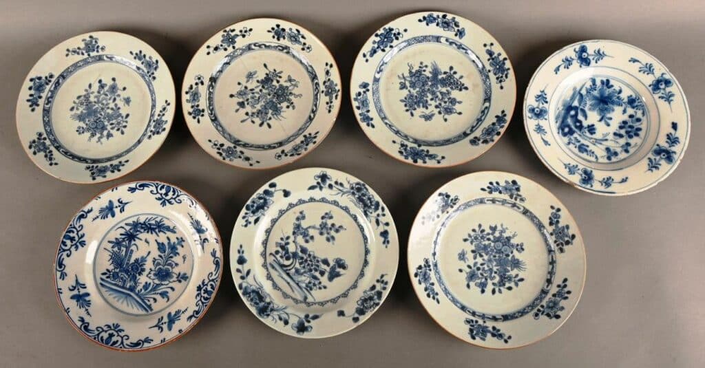 Suite de 7 assiettes en porcelaines et faïence