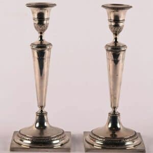 Paire de bougeoirs en argent 800 de style Louis XVI..