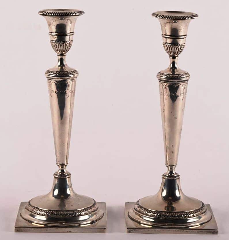 Paire de bougeoirs en argent 800 de style Louis XVI..