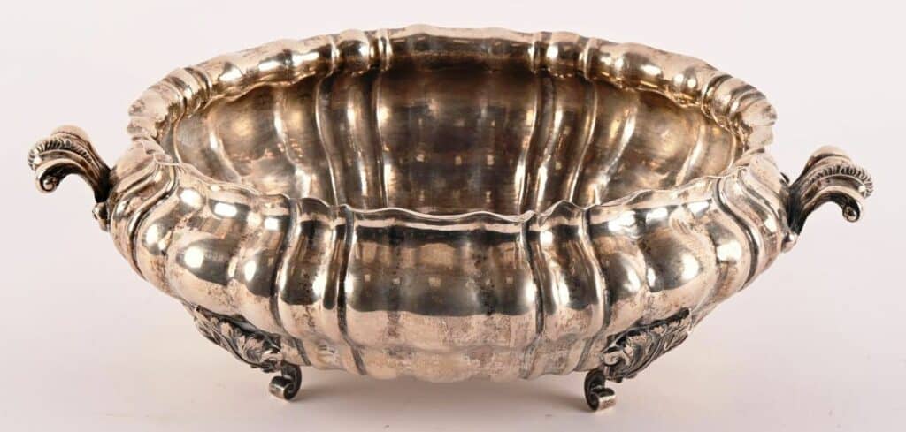 Corbeille godronnée à deux anses de style Louis XV en argent 800