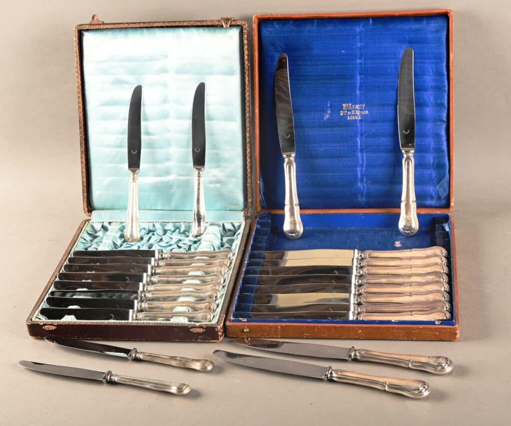 Ensemble de deux coffrets à couteaux en argent.