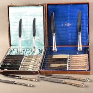 Ensemble de deux coffrets à couteaux en argent.