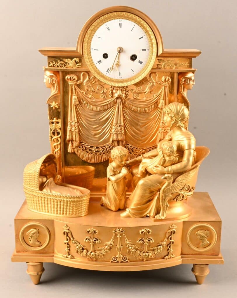 Pendule en bronze ciselé et doré représentant la Duchesse de Berry