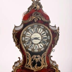 Petit cartel de style Louis XV en placade d'écailles rouges