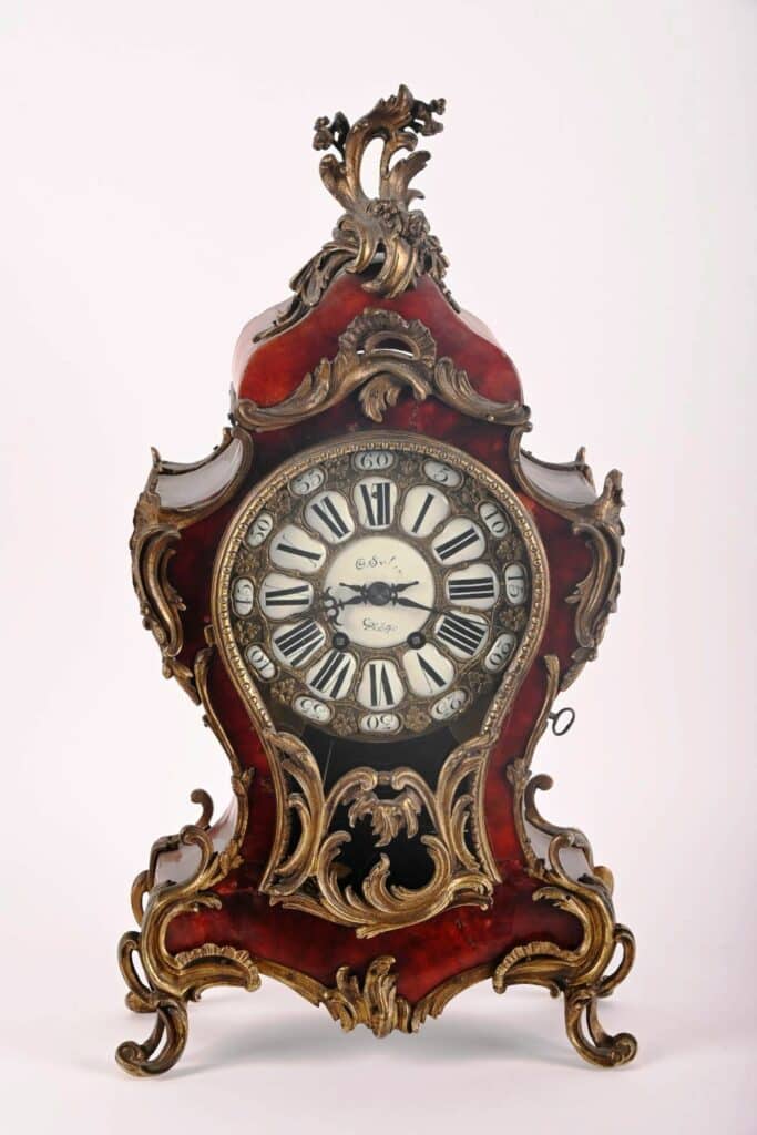 Petit cartel de style Louis XV en placade d'écailles rouges