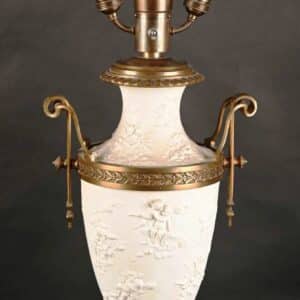 Grand vase monté en lampe à support en bronze doré et ciselé à panse en biscuit