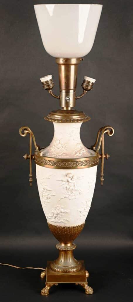 Grand vase monté en lampe à support en bronze doré et ciselé à panse en biscuit