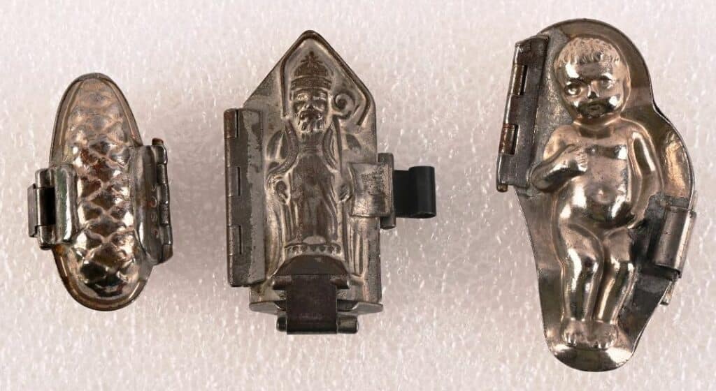 Trois moules à chocolat ancien.