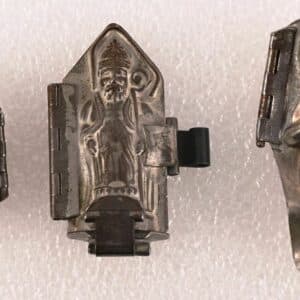 Trois moules à chocolat ancien.