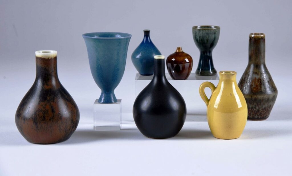 Collection de huit vases miniatures.