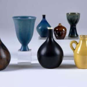 Collection de huit vases miniatures.