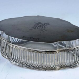 Boîte chantournée.