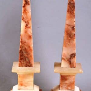 Paire d'obélisques en marbre et albätre.