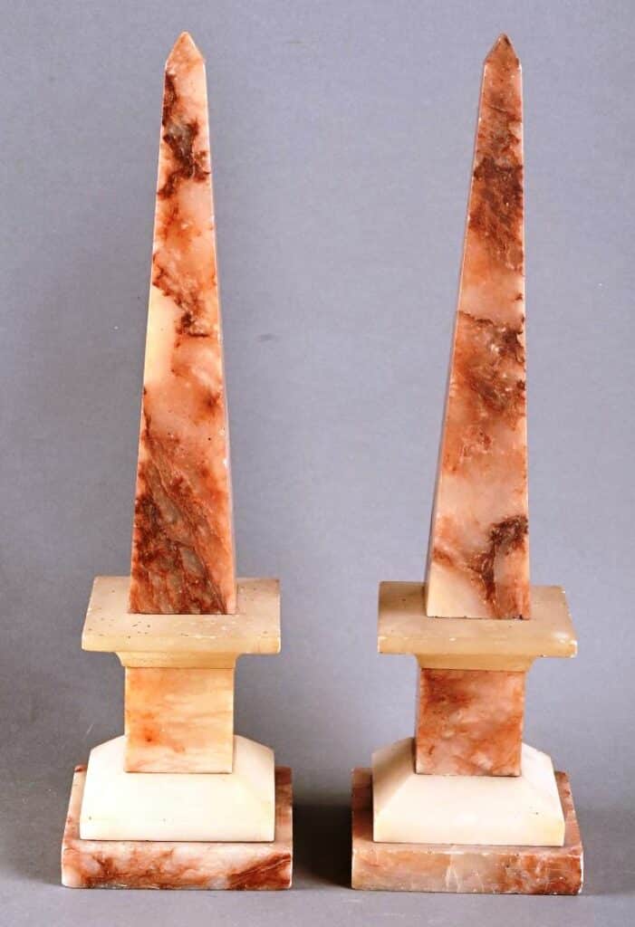 Paire d'obélisques en marbre et albätre.