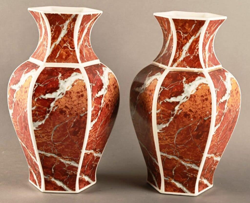 Paire de vases exagonaux en porcelaine à l'imitation du marbre.