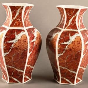 Paire de vases exagonaux en porcelaine à l'imitation du marbre.