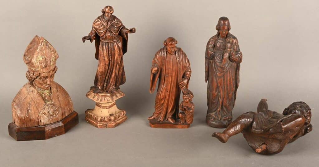 Lot composé de 5 statuettes en bois
