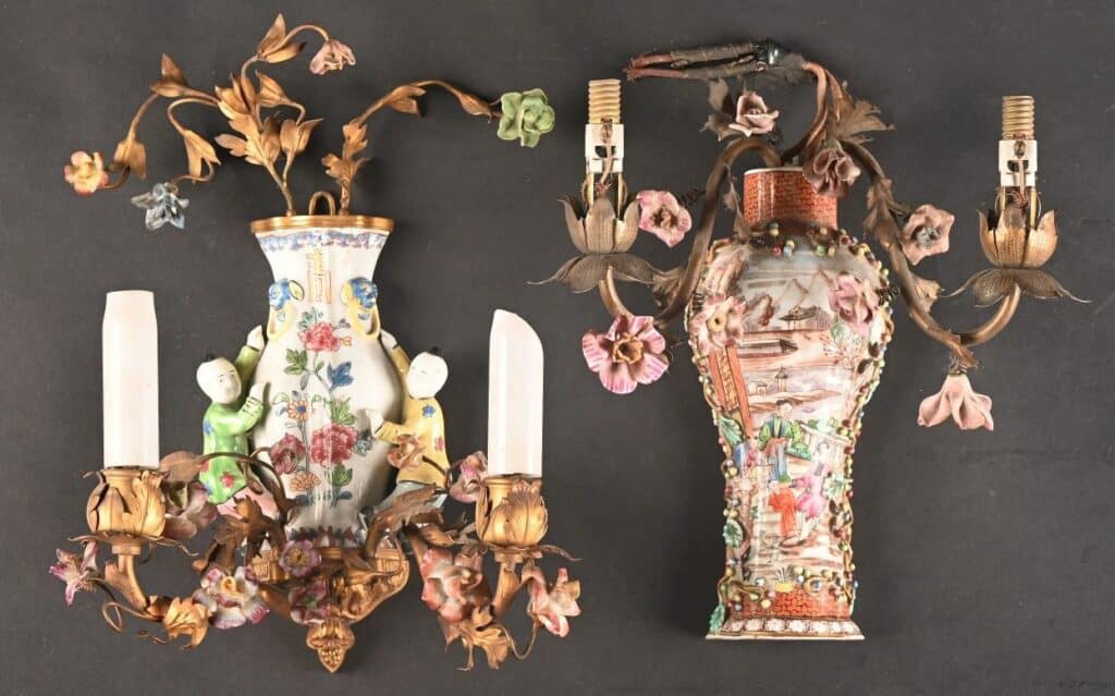 Suite de deux appliques différentes en porcelaine polychrome