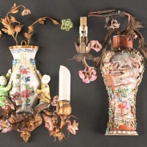 Suite de deux appliques différentes en porcelaine polychrome