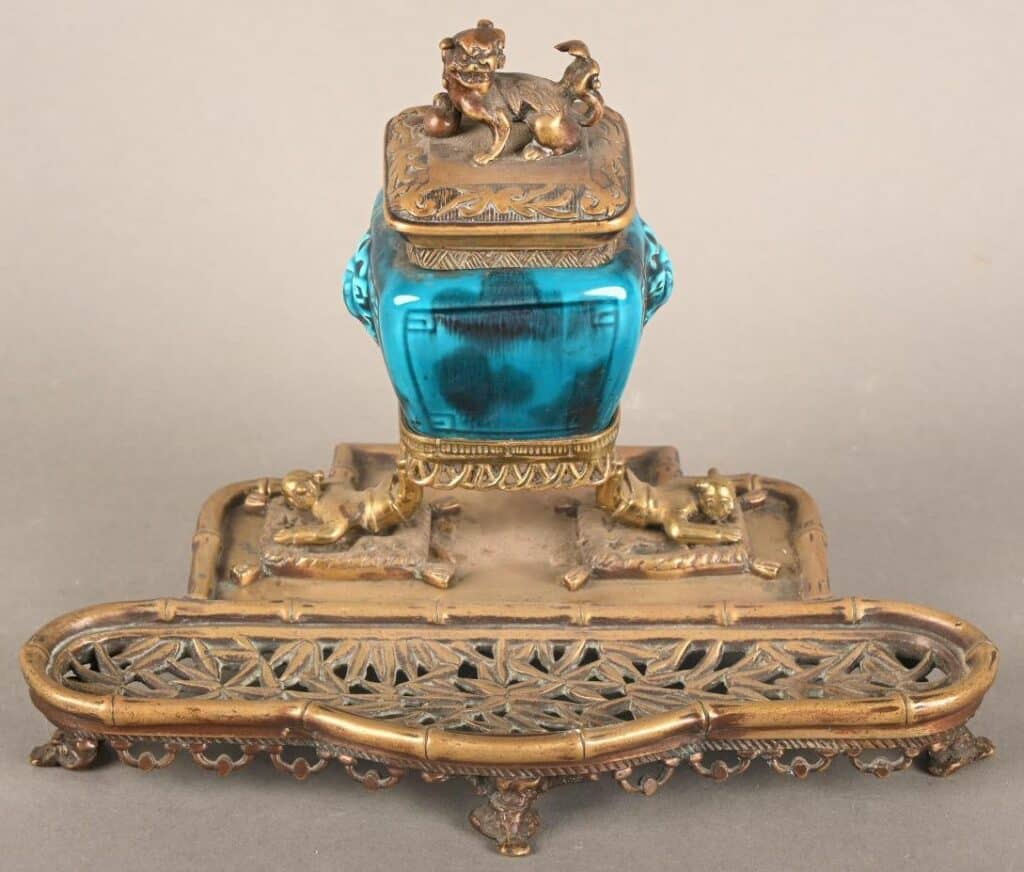 Encrier en bronze doré et faïence