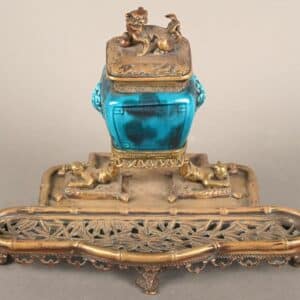 Encrier en bronze doré et faïence