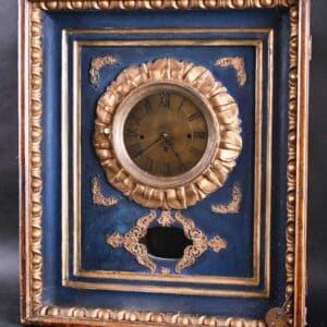 Horloge dans un encadrement en bois