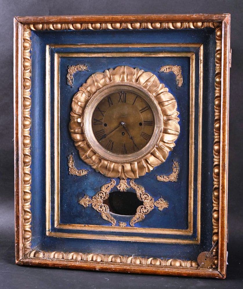 Horloge dans un encadrement en bois