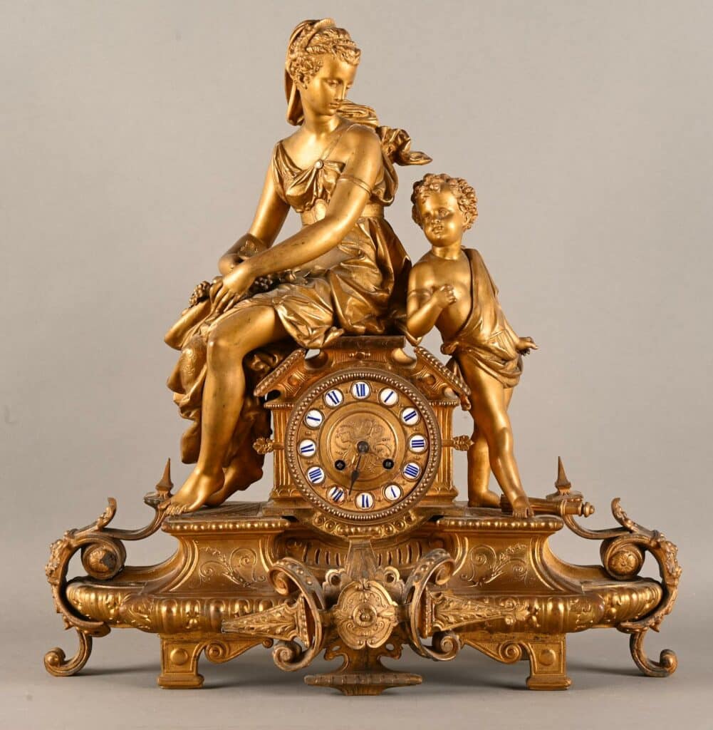Pendule de cheminée en bronze doré et ciselé