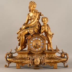 Pendule de cheminée en bronze doré et ciselé