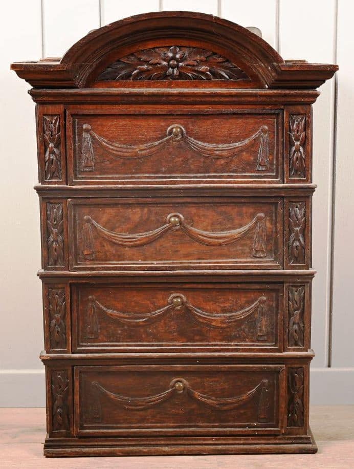 Petit meuble à suspendre en bois teinté et ciré